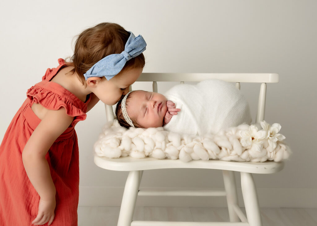 chicago newborn photographer, sibling newborn kiss