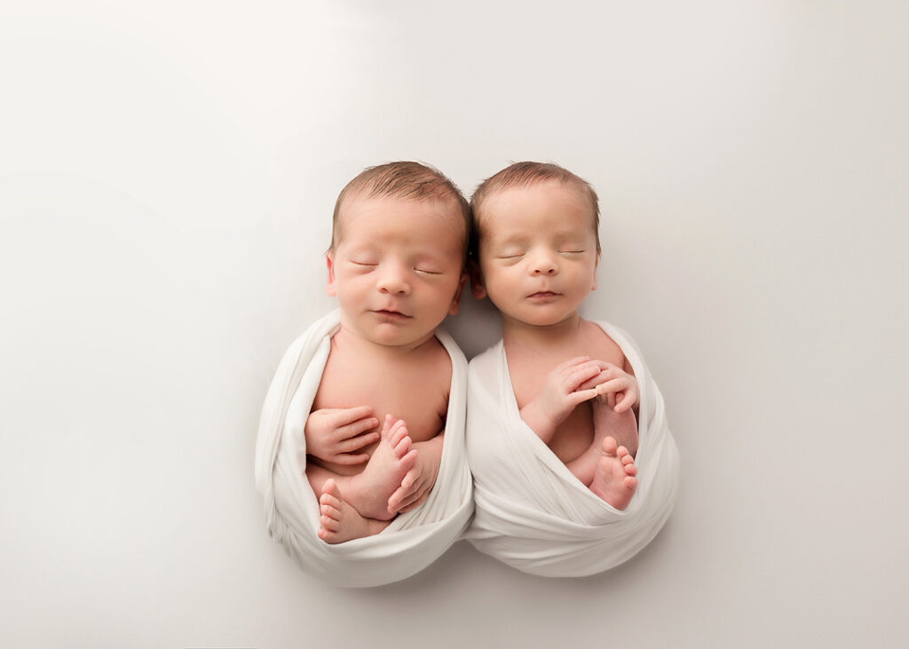 newborn photos in Chicago, twin brothers 
